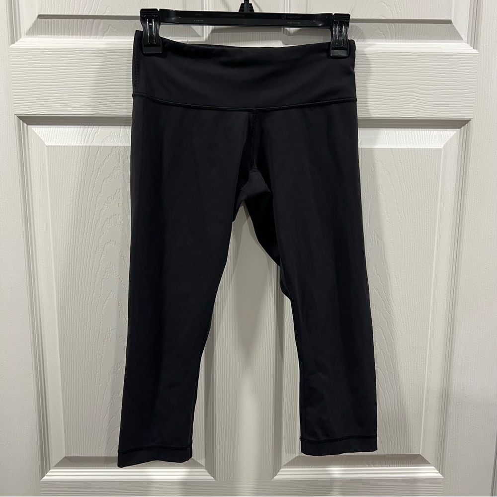 Lululemon Women’s Cropped Capri Leggings Solid Black Size 4 Mid Rise